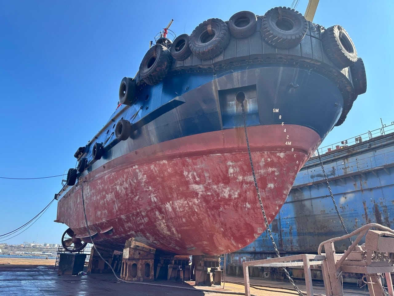 наближається до завершення ремонт  м/б «Арктур» та прийнято в док  м/б «AUSTRALIA»