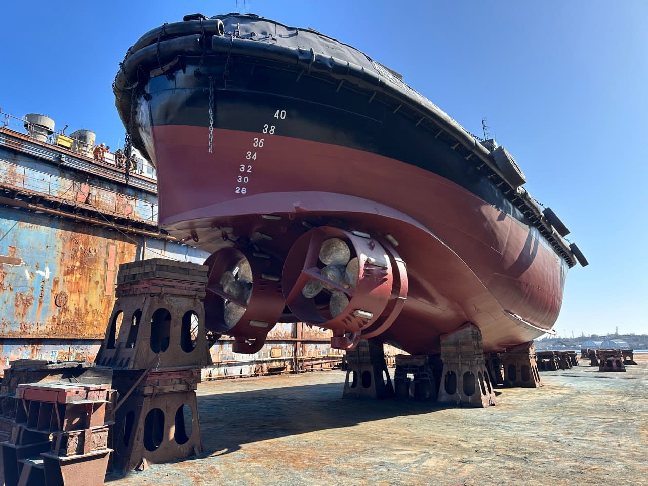 наближається до завершення ремонт  м/б «Арктур» та прийнято в док  м/б «AUSTRALIA»